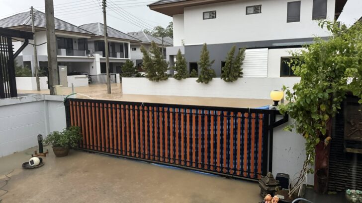 Владелец единственного сухого дома в затопленном Сонгкле объясняет, как ему это удалось