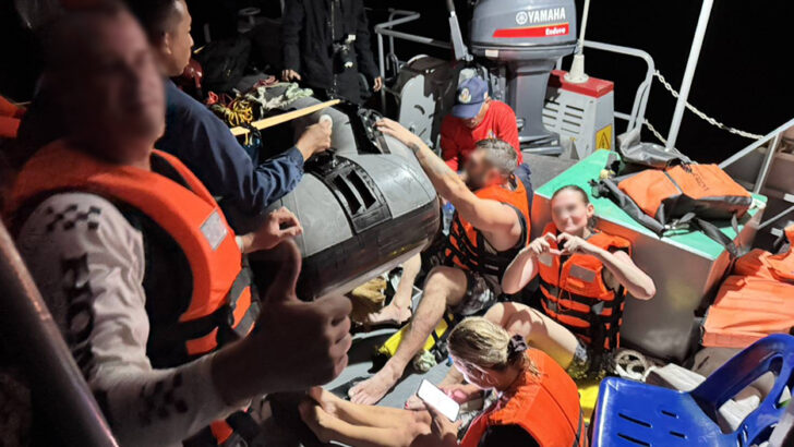 ВМС Таиланда спасли четверых иностранных туристов, застрявших на острове Майтон