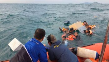 Все 12 туристов спасены после того, как лодка перевернулась недалеко от Паттайи.