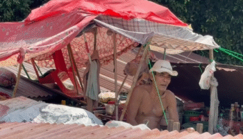 Выживший после наводнения в Айюттхае живет на крыше, пока воды затопляют дома