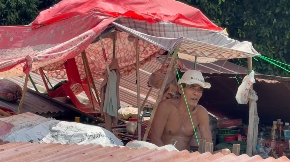 Выживший после наводнения в Айюттхае живет на крыше, пока воды затопляют дома