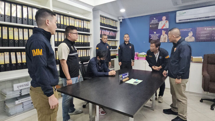 Заблокированный корейский мужчина, арестованный в Паттайе, утверждает, что заботится о тайской семье