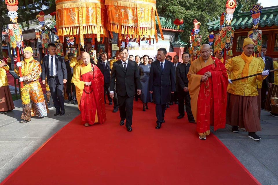 Их Величества Король и Королева отдают дань уважения Реликвии Зуба Будды в храме Линьгуан в Пекине