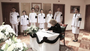 Королева София Испанская отдает дань уважения королеве Сирикит в Тайском посольстве в Мадриде