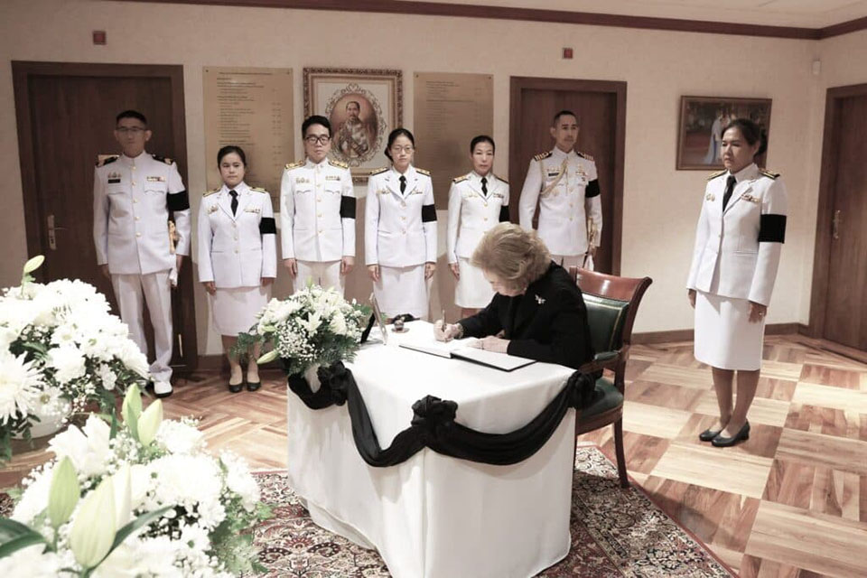 Королева София Испанская отдает дань уважения королеве Сирикит в Тайском посольстве в Мадриде