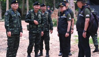 Министр обороны Наттапон инспектирует тайско-камбоджийскую границу, повышает боевой дух войск в Сисакете