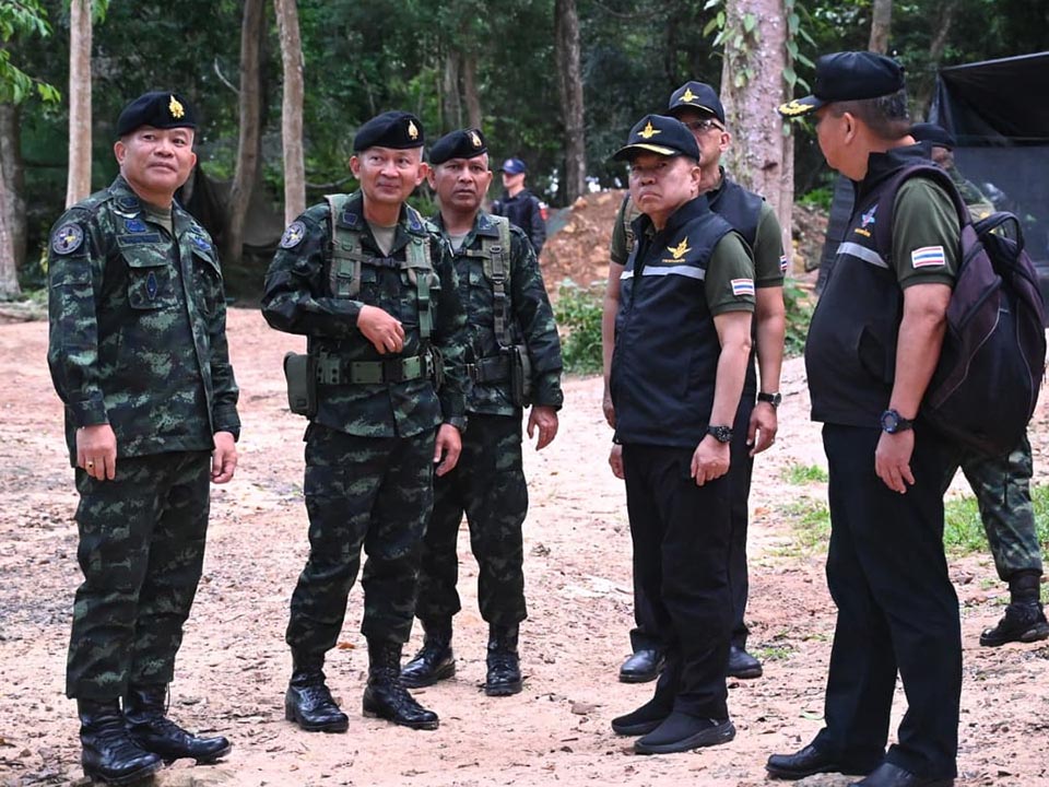 Министр обороны Наттапон инспектирует тайско-камбоджийскую границу, повышает боевой дух войск в Сисакете