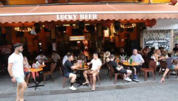 Министр объясняет решение отменить запрет на продажу алкоголя во второй половине дня