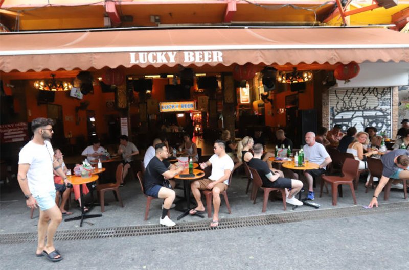 Министр объясняет решение отменить запрет на продажу алкоголя во второй половине дня