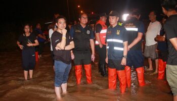 Министр Парадон спешит в Анг Тхонг, поскольку наводнения Чао Прайя угрожают новым районам.