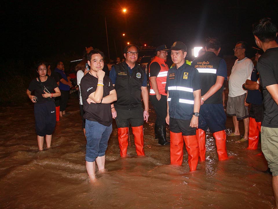 Министр Парадон спешит в Анг Тхонг, поскольку наводнения Чао Прайя угрожают новым районам.