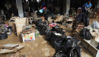 Мусор — главная проблема в пострадавшем от наводнения районе Хатьяй.