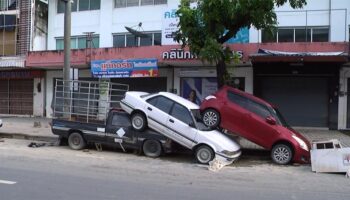 Наводнения в Хат Яе оставили семьи в опустошении, а волонтеры спешат помочь