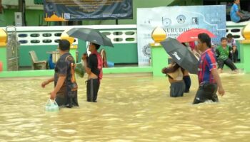 Наводнения в Хатьяе продолжаются, так как власти готовятся к возможному новому всплеску.