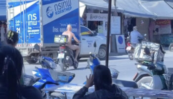 Нагой иностранец на мотоцикле поразил жителей Кампхенгпхета