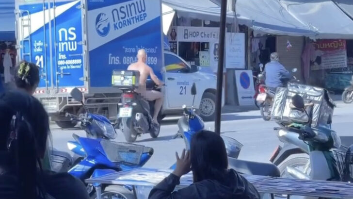 Нагой иностранец на мотоцикле поразил жителей Кампхенгпхета