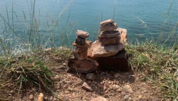 Национальный парк призывает посетителей прекратить складывать камни, чтобы сохранить природу
