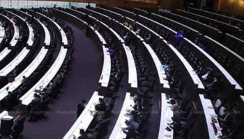 Партии проводят переговоры о вотуме недоверия