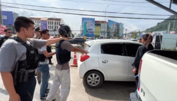 Подозреваемый воссоздает убийство и ограбление экскурсовода на Пхукете