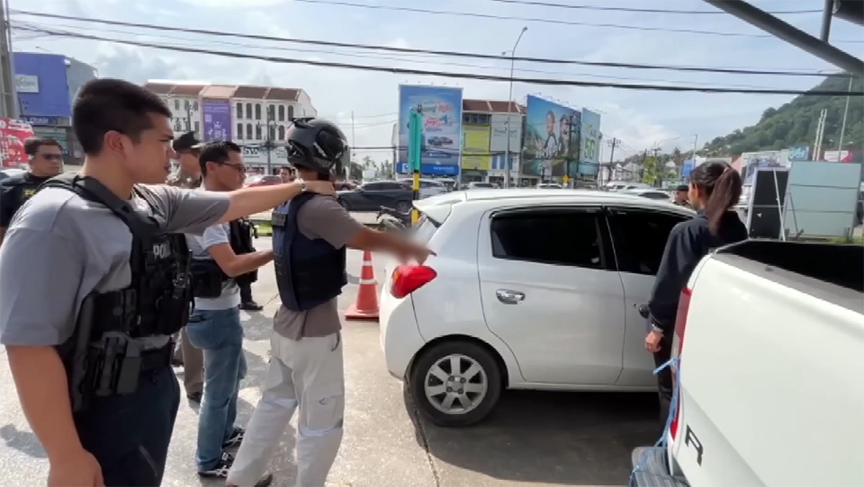 Подозреваемый воссоздает убийство и ограбление экскурсовода на Пхукете