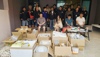 Полиция проводит рейд на нарколабораторию в Чонбури, пока подозреваемый смывает улики.