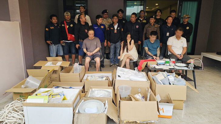 Полиция проводит рейд на нарколабораторию в Чонбури, пока подозреваемый смывает улики.