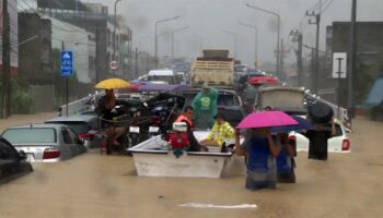 Потоп в Хат Яй углубляется, поскольку сильный дождь затапливает коммерческий центр и захватывает жителей
