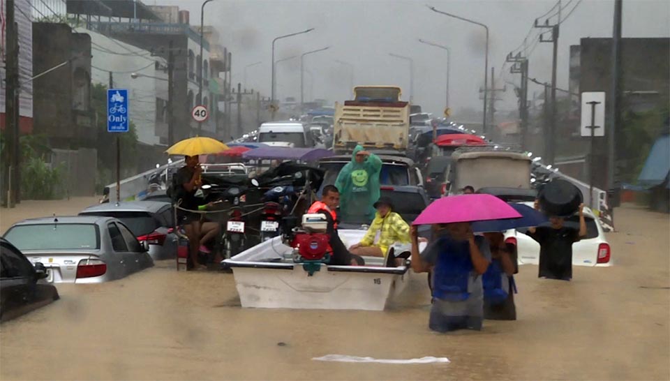 Потоп в Хат Яй углубляется, поскольку сильный дождь затапливает коммерческий центр и захватывает жителей
