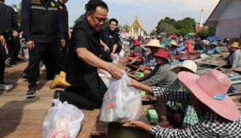 Премьер-министр Атунин пообещал закончить наводнения к следующему месяцу