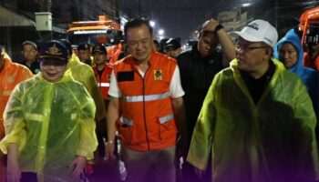 Премьер-министр Таиланда посещает Хат Яй, чтобы предоставить прямую помощь на фоне сильных наводнений.