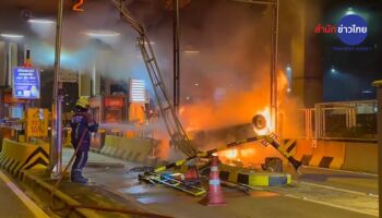 Седан перевернулся и взорвался после того, как водитель задремал на платной дороге в Бангкоке