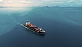 Сентябрьский экспорт достиг максимума за 42 месяца, прогноз на полный год повышен на фоне роста импорта