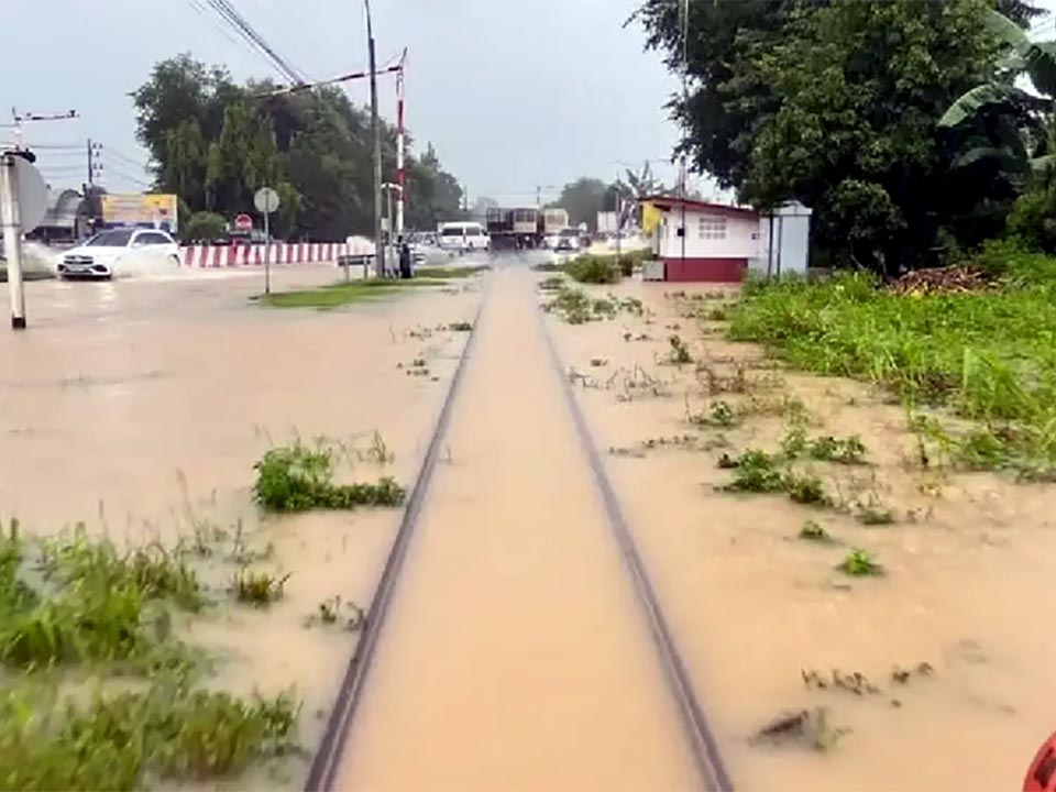 Сильные наводнения в Таиланде вынуждают временно приостановить 10 южных железнодорожных сообщений