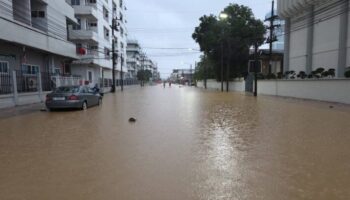 Сильные наводнения затопили центр города Хатъяй, оставив туристов в затруднительном положении