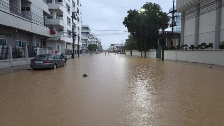 Сильные наводнения затопили центр города Хатъяй, оставив туристов в затруднительном положении
