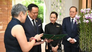 Сингапур цветет в честь премьер-министра Таиланда Анутина и его супруги с орхидеей, названной в их честь