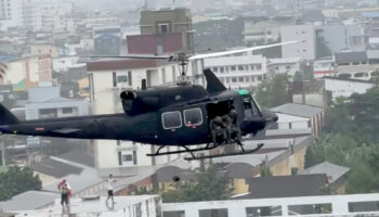 Срочная воздушная доставка, так как вертолеты сбрасывают еду и воду для заблокированных жертв наводнения в Хат Яи