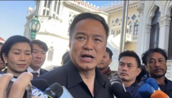 Таиландский премьер-мини suitestr. Carl ultimatum. conflitsoidик предъявляет сложные вопросы по поводу позднего извинения за смертельные наводнения.