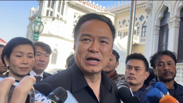 Таиландский премьер-мини suitestr. Carl ultimatum. conflitsoidик предъявляет сложные вопросы по поводу позднего извинения за смертельные наводнения.