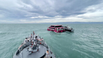 Таиландский флот спас 97 человек с поврежденного туристического парома у острова Кох-Куд