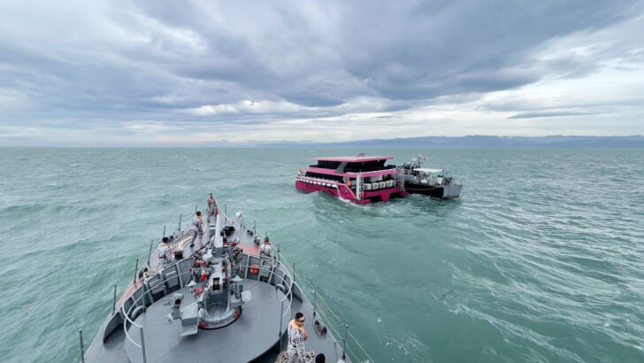 Таиландский флот спас 97 человек с поврежденного туристического парома у острова Кох-Куд