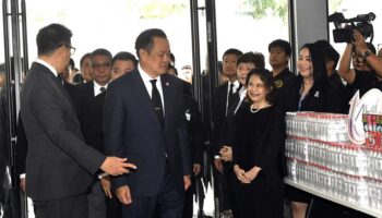 Тайланд мобилизует единую национальную реакцию на наводнения на юге, нацеливаясь на помощь, восстановление и долгосрочное восстановление.