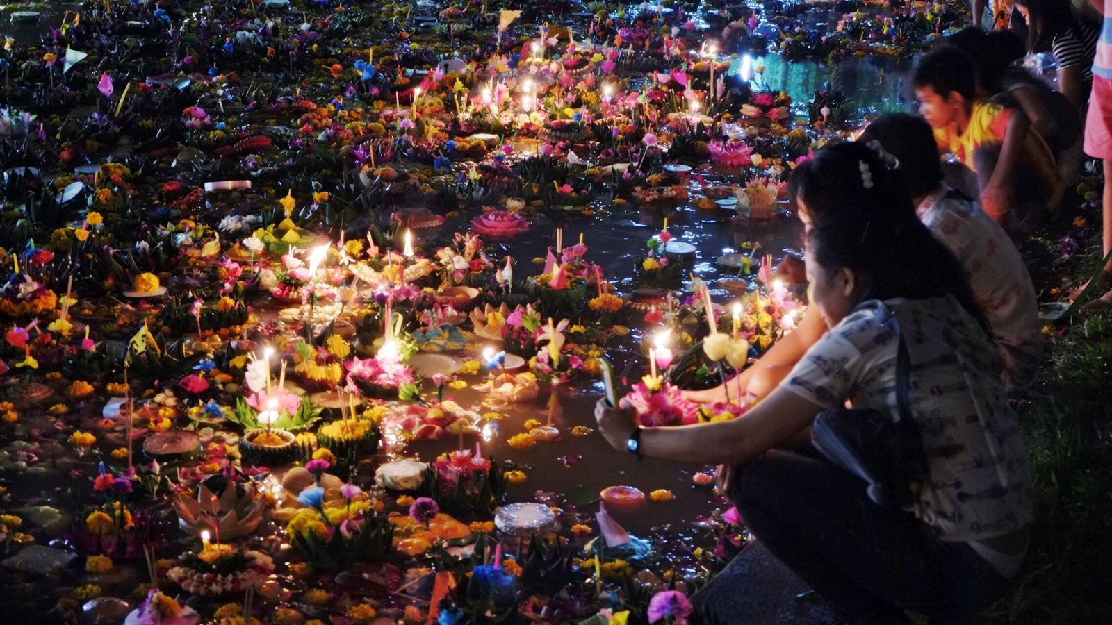 Тайланд озаряется реками света на фестивале Лой кратонг 2025 года