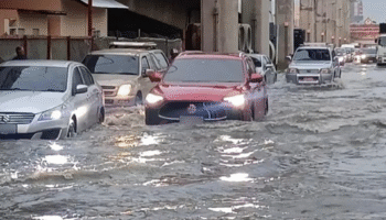 Торнадо наводнения обрушились на Бангкок, в то время как автомобили застревают, а телеведущий рассказывает о страшных приключениях