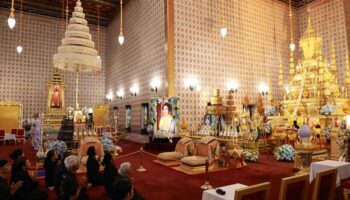 Тысячи посещают дворец, чтобы отдать дань уважения