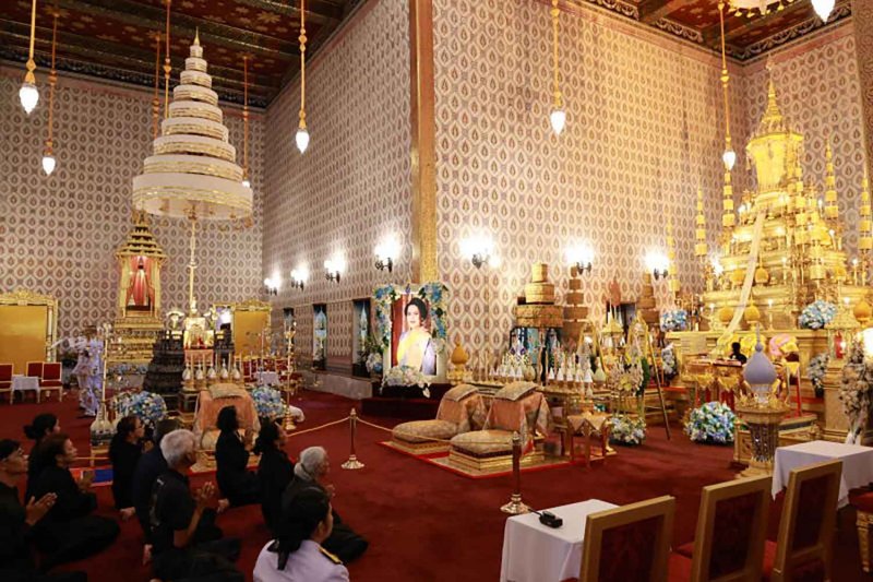 Тысячи посещают дворец, чтобы отдать дань уважения