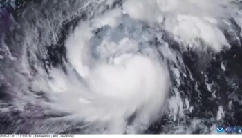 Филиппины выдают предупреждение о штормовом нагоне, угрожающем жизни, по мере приближения тайфуна Фунг-Вонг