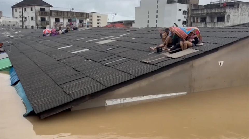 Хат Яй парализован историческими наводнениями, пока тысячи людей остаются в лидерах на фоне отключения связи