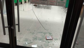 Человек с долгами ломает дверь банка, хочет пойти в тюрьму