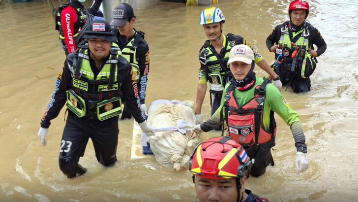 Число жертв наводнения превысило 100 на юге Таиланда; отсутствие официальных извинений от правительства
